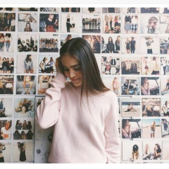 Brandy Melville Photo + 3 Velvet Pastel Scrunchie - Picture 4 of 5